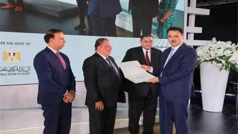 محافظ البنك المركزي المصري يكرم كلية الذكاء الاصطناعي بجامعة المنوفية
