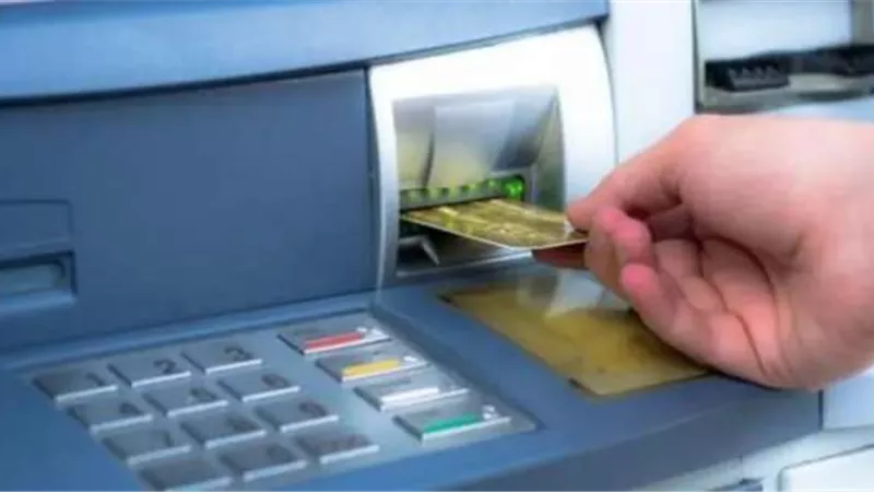 البنك المركزي: يعلن الفئات المستثناة من قرار حظر استخدام بطاقات الخصم المباشر خارج مصر