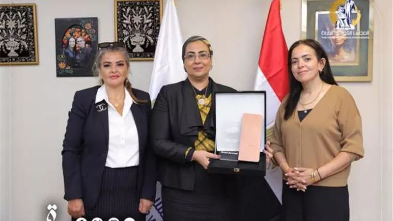 منتدى الخمسين سيدة الأكثر تأثيرًا يكرم المستشارة أمل عمار