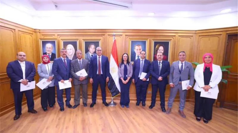 وزيرة التضامن الاجتماعي رئيسة مجلس إدارة بنك ناصر الاجتماعي تكرم قطاعي التركات الشاغرة والعقارات والشؤون القانونية بالبنك