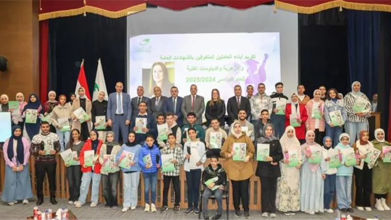 «رئيس البريد» تكرم أبناء العاملين المتفوقين دراسياً على مستوى الجمهورية