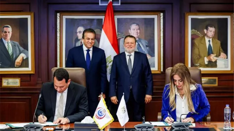 محافظ البنك المركزي ونائب رئيس مجلس الوزراء للتنمية البشرية يشهدان  توقيع تجديد بروتوكول التعاون مع صندوق مواجهة الطوارئ الطبية والأمراض الوراثية لثلاث سنوات إضافية