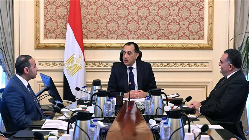 رئيس الوزراء يوجه بالإسراع في إنهاء قوانين تنظيم سوق المال وقيد الشركات الحكومية بالبورصة