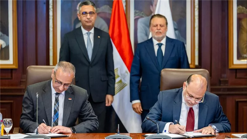 محافظ البنك المركزي المصري ووزير التموين والتجارة الداخلية يشهدان توقيع بروتوكول تعاون مشترك يتيح للقطاع المصرفي الاستعلام الإلكتروني المجمع عن بيانات منظومة السجل التجاري