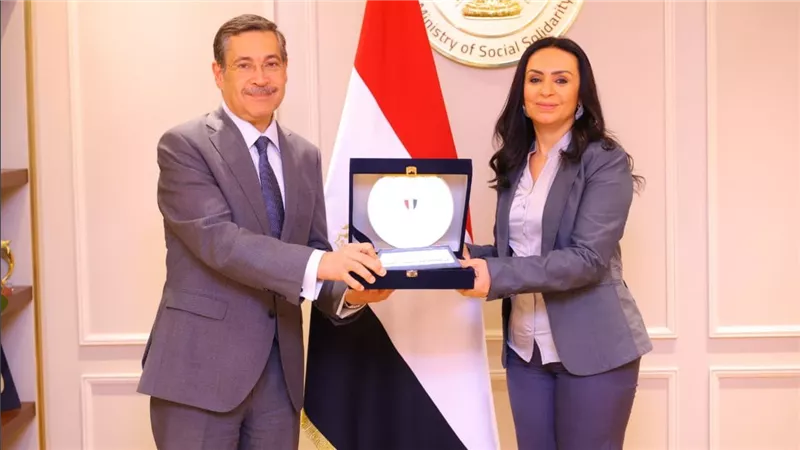وزارة التضامن الاجتماعي وبنك التعمير والإسكان يوزعان أجهزة تعويضية لطلاب الجامعات من ذوي الإعاقة
