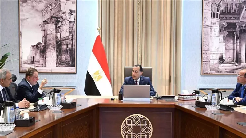 رئيس الوزراء يجتمع مع محافظ البنك المركزي ووزير المالية لاستعراض عددٍ من الملفات الاقتصادية