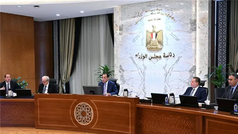 بحضور محافظ البنك المركزي ..رئيس الوزراء يترأس اجتماع المجموعة الوزارية الاقتصادية