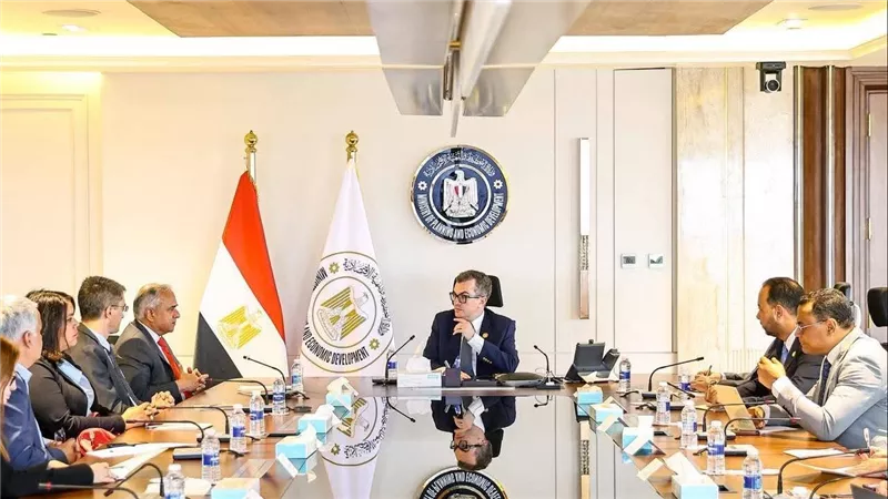 وزير التخطيط يبحث مع وفد البنك الدولي آليات دعم السياسات القائمة على البيانات