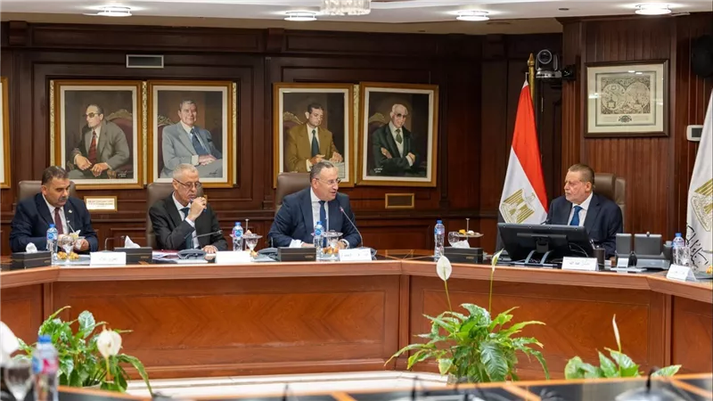 محافظ البنك المركزي المصري يبحث مع وزيرا التعليم العالي والثقافة مستجدات «منحة علماء المستقبل» 
