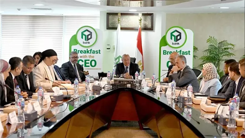 «يحيى أبو الفتوح» يطلق لقاءات دورية مع العاملين لتعزيز التواصل ودعم التطوير المؤسسي ببنك التعمير والإسكان