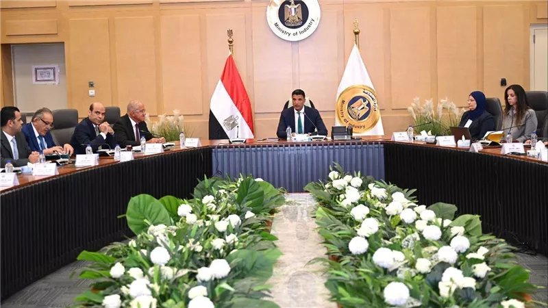 وزير الصناعة يترأس الاجتماع الأول للجنة تفضيل المنتج الصناعي المصري ويضع خارطة طريق تفضيل المنتجات المصرية في العقود الحكومية