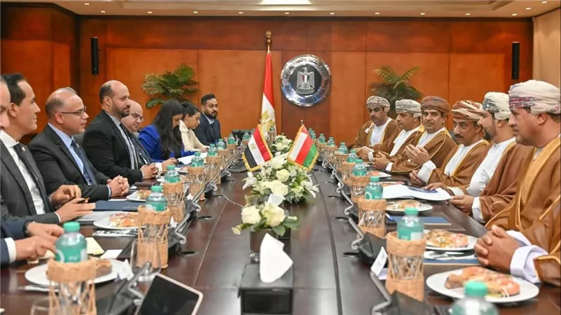 وزير الاستثمار يبحث مع رئيس الهيئة العامة للمناطق الاقتصادية بعمان تعزيز الشراكة الاستثمارية والتجارية 