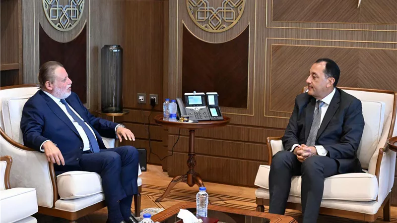 رئيس الوزراء يبحث مع محافظ البنك المركزي عددا من ملفات العمل المشتركة