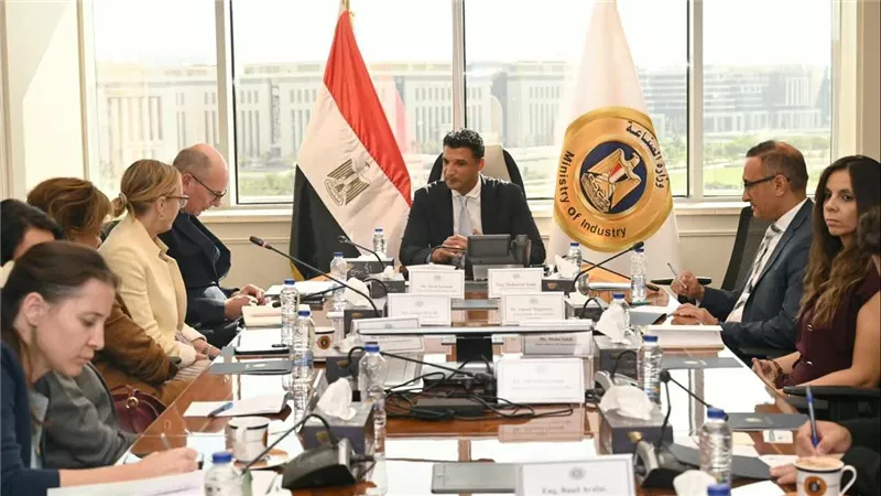 وزير الصناعة يبحث مع وفد البنك الأوروبي مشروعات البنك في مصر في مجالات الصناعة والاقتصاد الأخضر وترشيد المياه